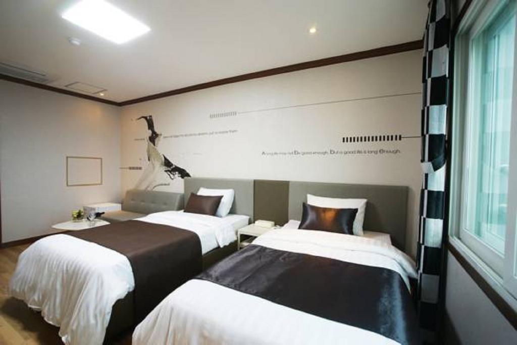 Seongsan Aqua Beach Hotel Seogwipo Room photo